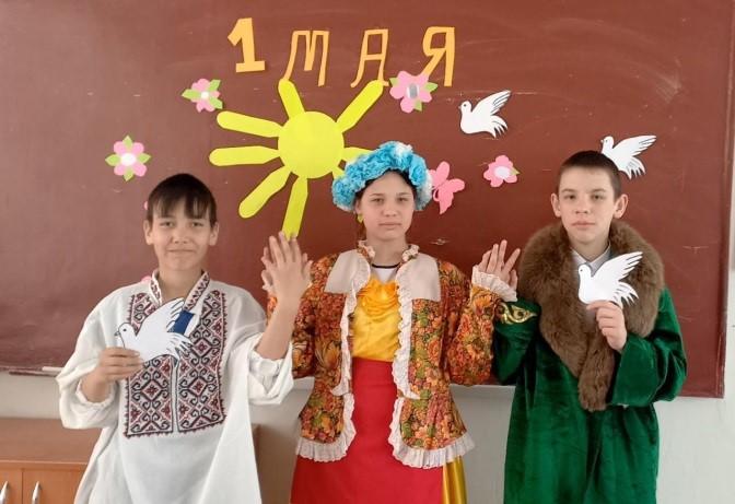 -	Қазақстан халықтары арасында қонақта " тақырыбында интеллектуалды-танымдық ойын. Интеллектуально-познавательная игра на тему: « В гостях у народов Казахстана»