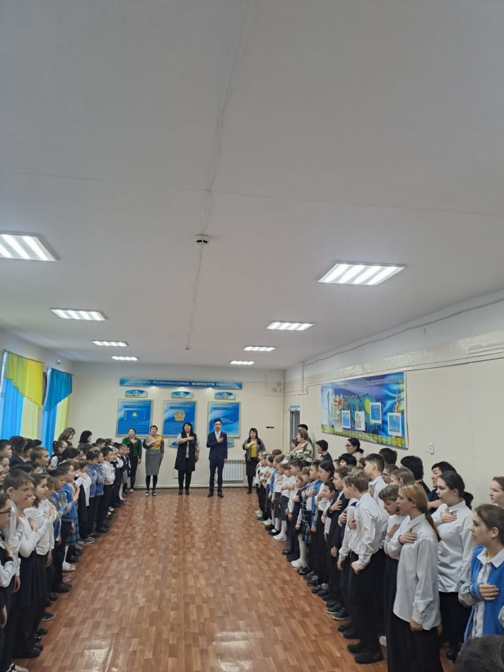 Әр дүйсенбіде оқушылар мен мұғалімдер Қазақстан Республикасының әнұранын орындайды
